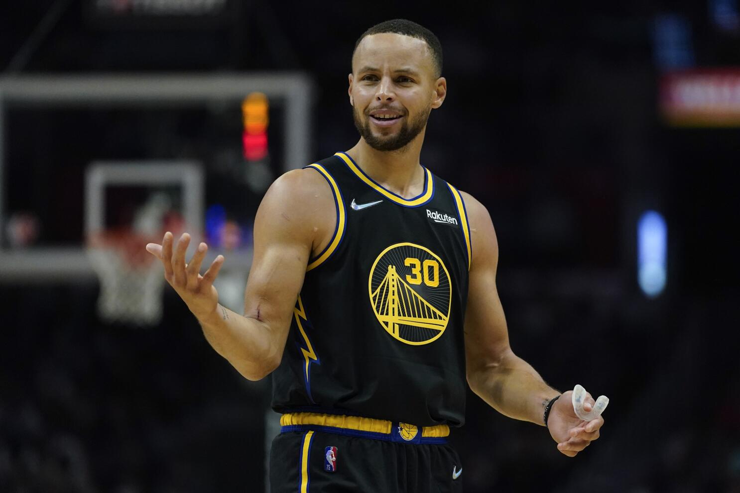 Warriors beat Clippers, await showdown with Suns