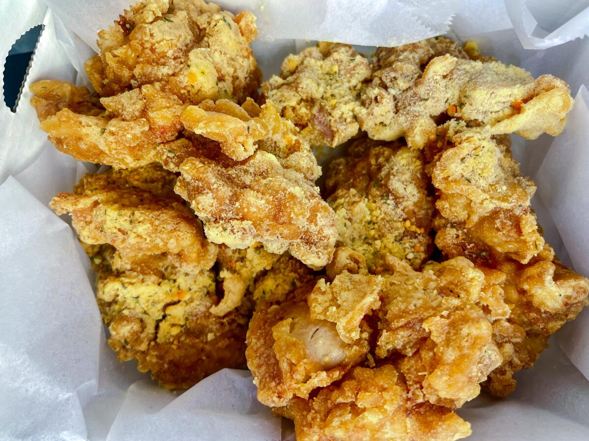 Fried pieces of chicken dusted with cheese powder