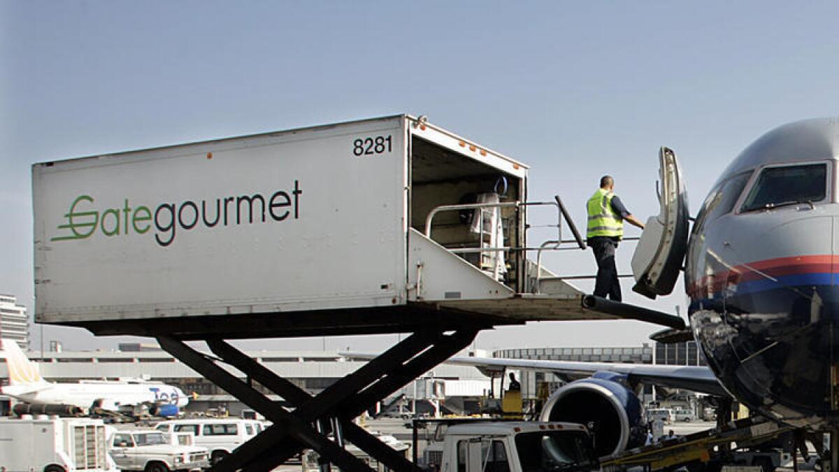 Los trabajadores de Gate Gourmet, que ofrece servicio de limpieza a Delta Airlines en el aeropuerto, han demandado. Ellos reclaman que se les prohibió hablar en español en su lugar de trabajo.