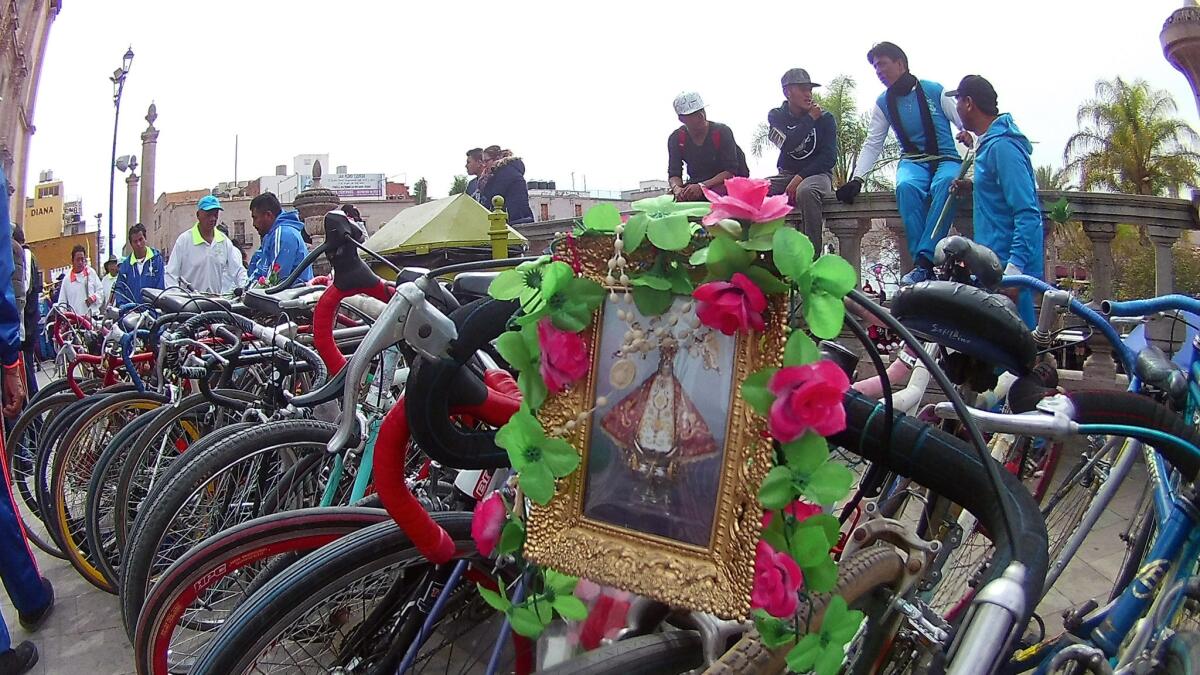 Ciclistas llegan a las puertas de la Catedral Basílica de San Juan de los Lagos, en Jalisco, México.