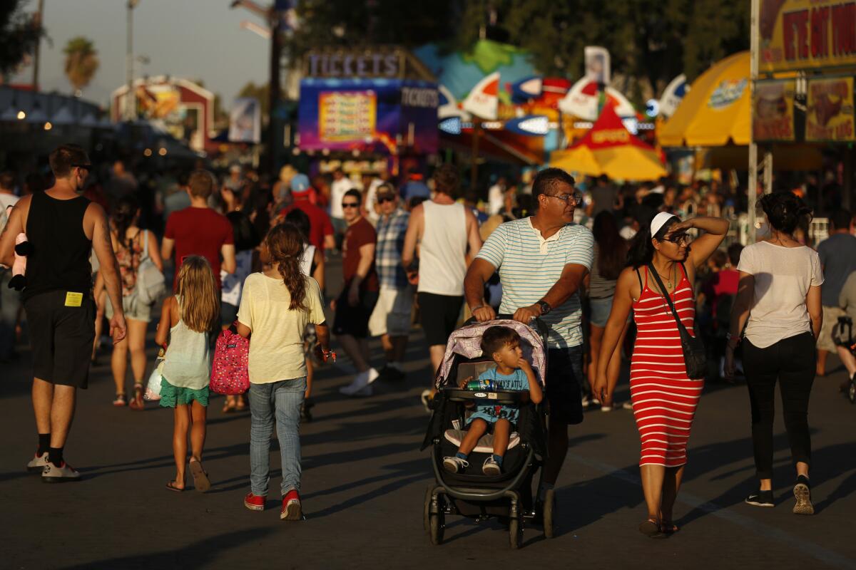 Multitud de personas en la Feria del Condado de Los Ángeles en Pomona.