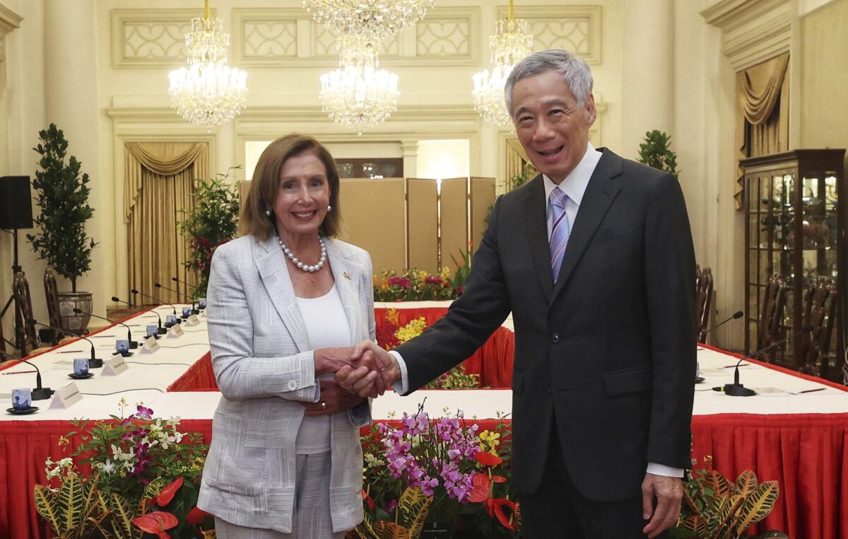 Nancy Pelosi shakes hands with Singaporean Prime Minister Lee Hsien Loong