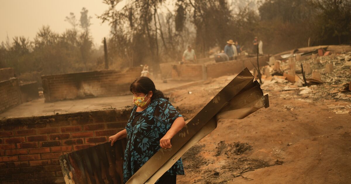 Los incendios forestales de Chile se propagan en medio de una ola de calor mientras el número de muertos aumenta a 22