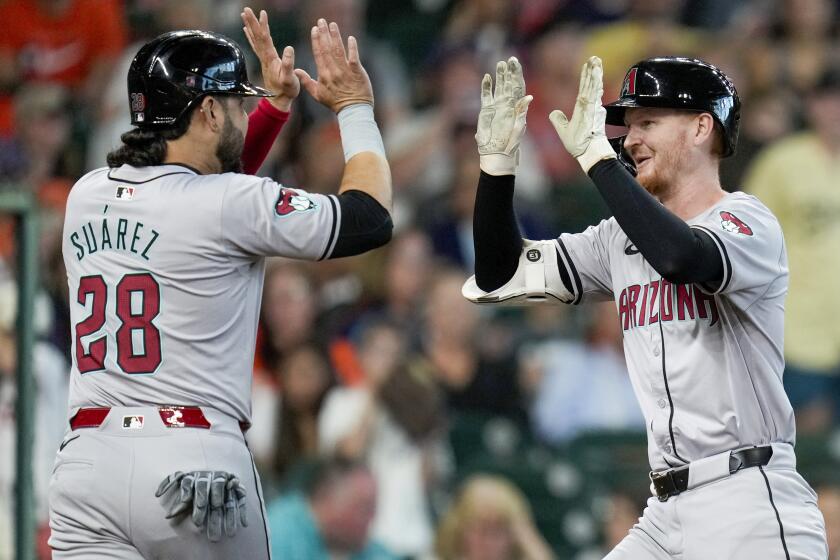 Pavin Smith, derecha, de los Diamondbacks de Arizona, celebra su cuadrangular de tres cerreras en contra de los Astros de Houston con Eugenio Suárez durante la segunda entrada del juego de béisbol del domingo 8 de septiembre de 2024, en Houston. (AP Foto/Eric Christian Smith)