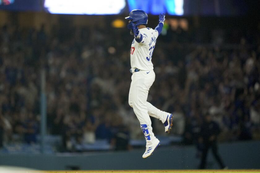 El dominicano Teoscar Hernández, de los Dodgers de Los ?ngeles, festeja luego de conectar un sencillo que resolvió el juego del martes 2 de julio de 2024, ante los Diamondbacks de Arizona (AP Foto/Ryan Sun)