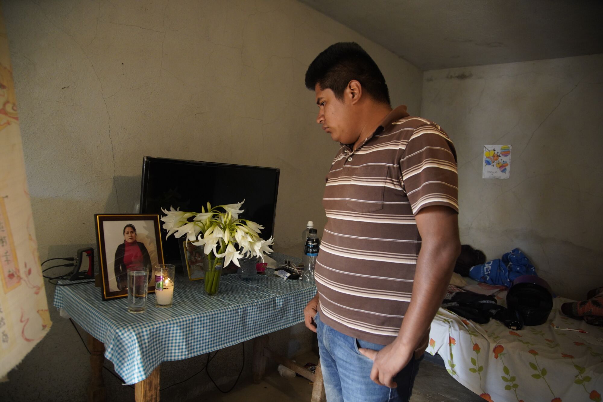 Joel Chávez Segovia ve una foto de su madre, María Eugenia Chávez Segovia, en su casa familiar.