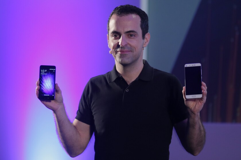 El vicepresidente internacional de Xiaomi, Hugo Barra, presenta el nuevo Xiaomi Mi 5 durante el Mobile World Congress en Barcelona, España, el miércoles 24 de febrero de 2016. (Foto AP/Manu Fernández)