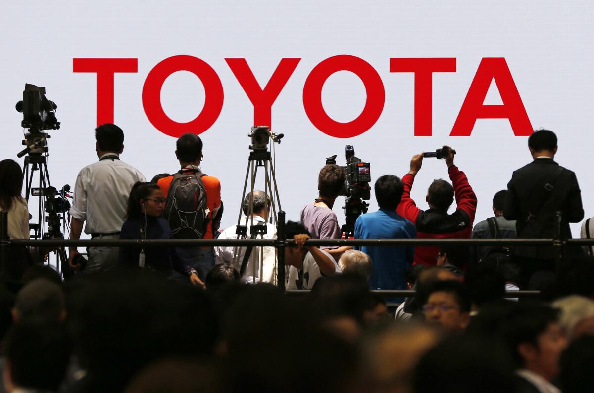 En esta imagen, medios de comunicación y visitantes llenan el stand de Toyota Motor Corp. en la feria del automóvil de Tokio.