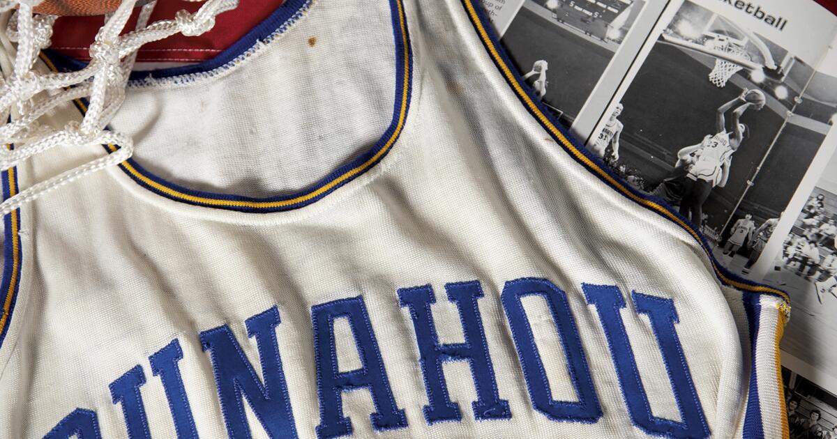 Obama's high school basketball jersey sells for $120,000