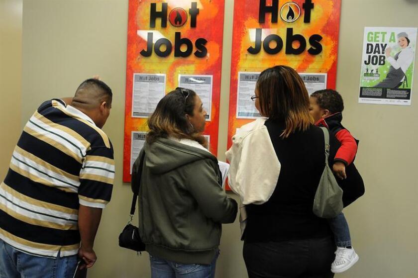Las peticiones de subsidio por desempleo bajaron la pasada semana en 18.000 y se situaron en 214.000, informó hoy el Departamento de Trabajo. EFE/Archivo