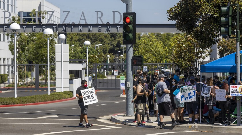 Plusieurs centaines d'employés d'Activision Blizzard organisent un débrayage devant le bureau de l'entreprise à Irvine