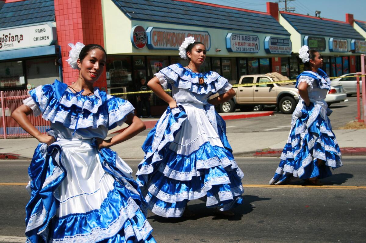 Jóvenes de El Salvador lucen sus trajes típicos durante el desfile centroamericano.