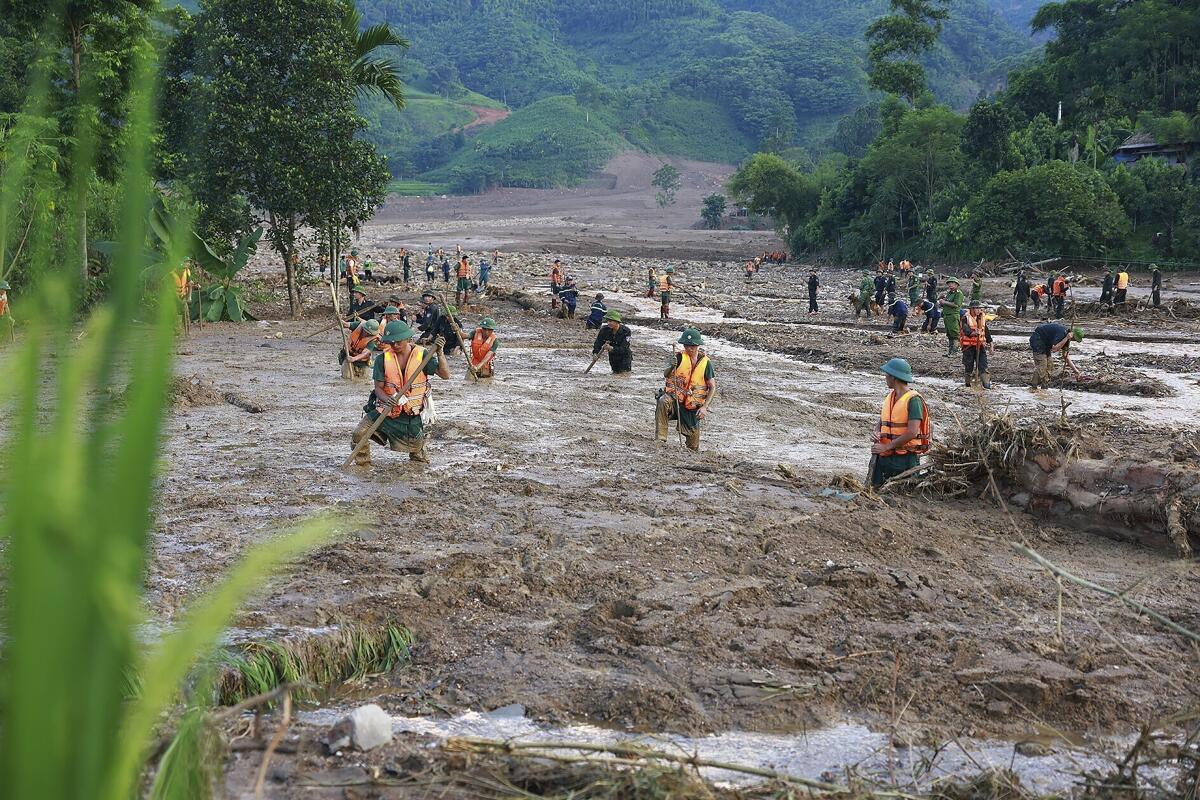 Rescatistas buscan a desaparecidos luego de que una inundación repentina enterró una aldea