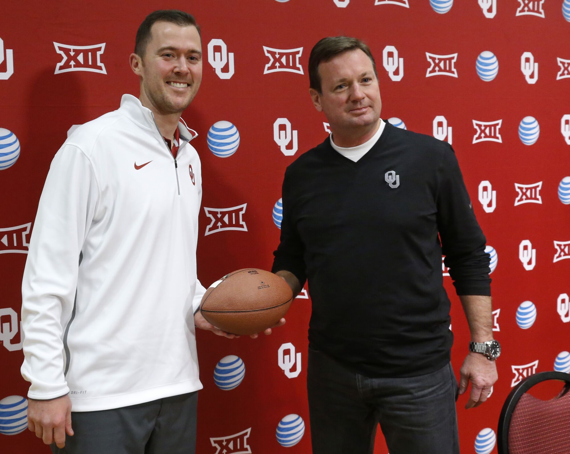 Oklahoma coach Bob Stoops poses for a photo with then-new offensive coordinator Lincoln Riley in 2015