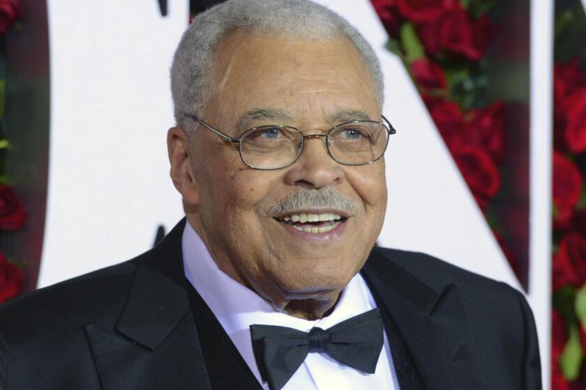 ARCHIVO - James Earl Jones llega a la ceremonia de los premios Tony el 12 de junio de 2016, en Nueva York. (Charles Sykes/Invision/AP, Archivo)