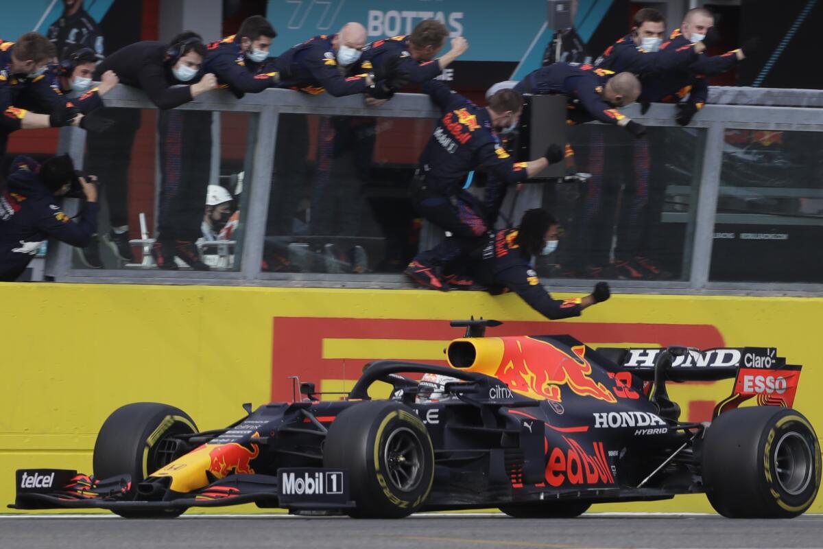 Max Verstappen de Red Bull cruzar 