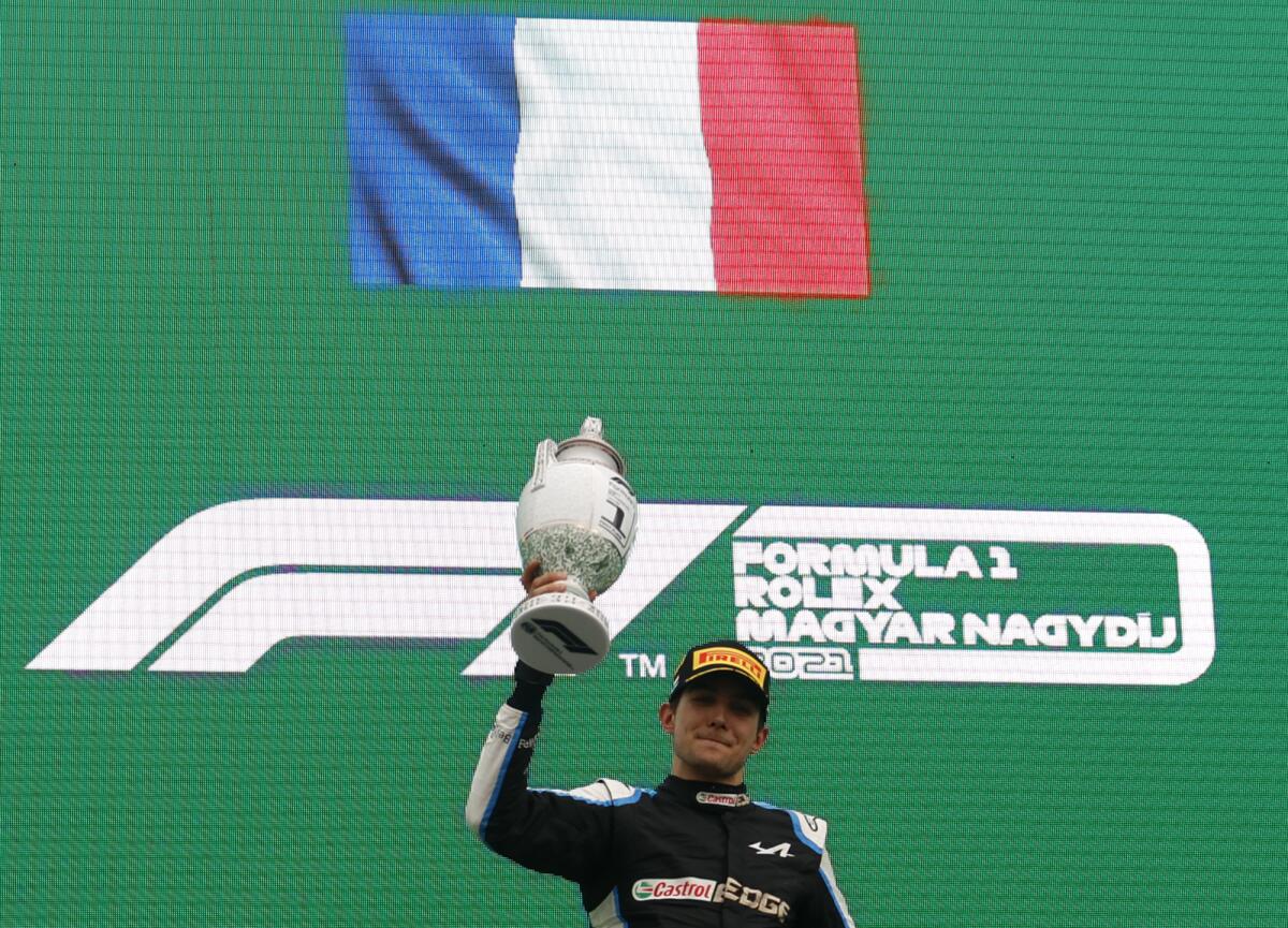 El francés Esteban Ocon, de Alpine, festeja en el podio tras conquistar el Gran Premio de Hungría.
