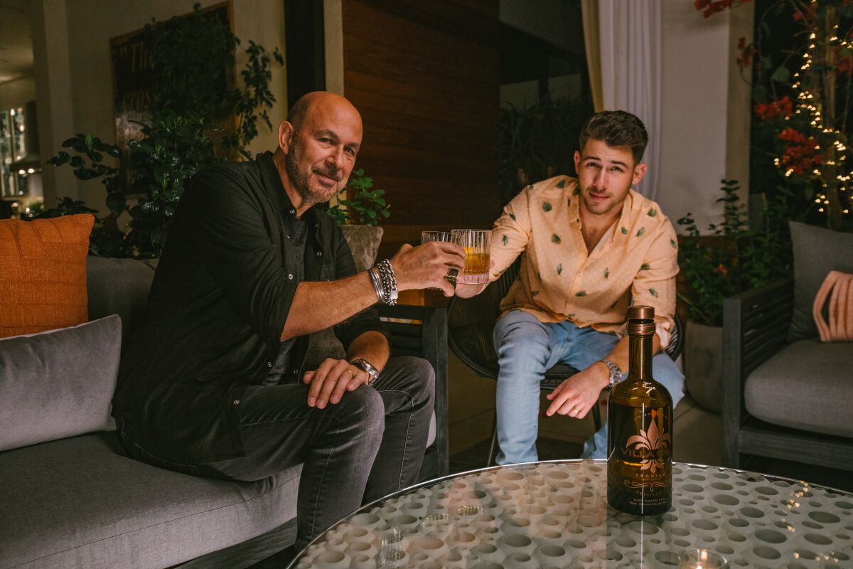 Nick Jonas (izquierda) y John Varvatos abren el primer jardín de tequila en una terraza en el barrio de Gaslamp.