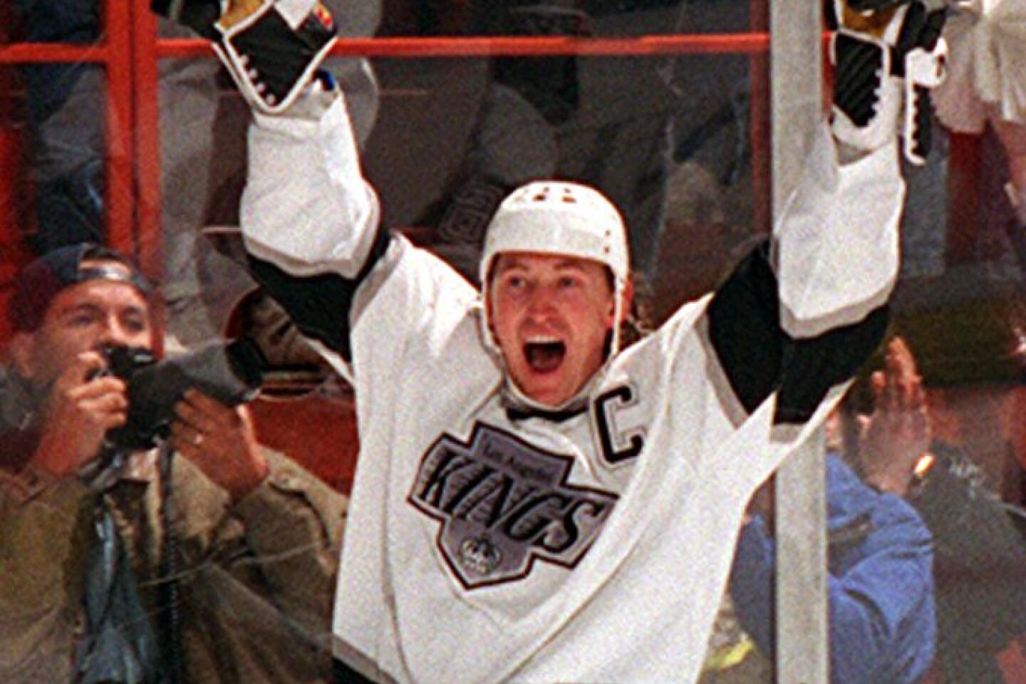 Wayne Gretzky scores no. 802 to break Gordie Howe's record.
