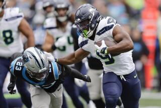 El running back de los Seattle Seahawks Kenneth Walker III corre superando al cornerback de los Carolina Panthers CJ Henderson durante la primera mitad del juego de NFL en Seattle. Domingo 24 de septiembre de 2023. (AP Foto/John Froschauer)