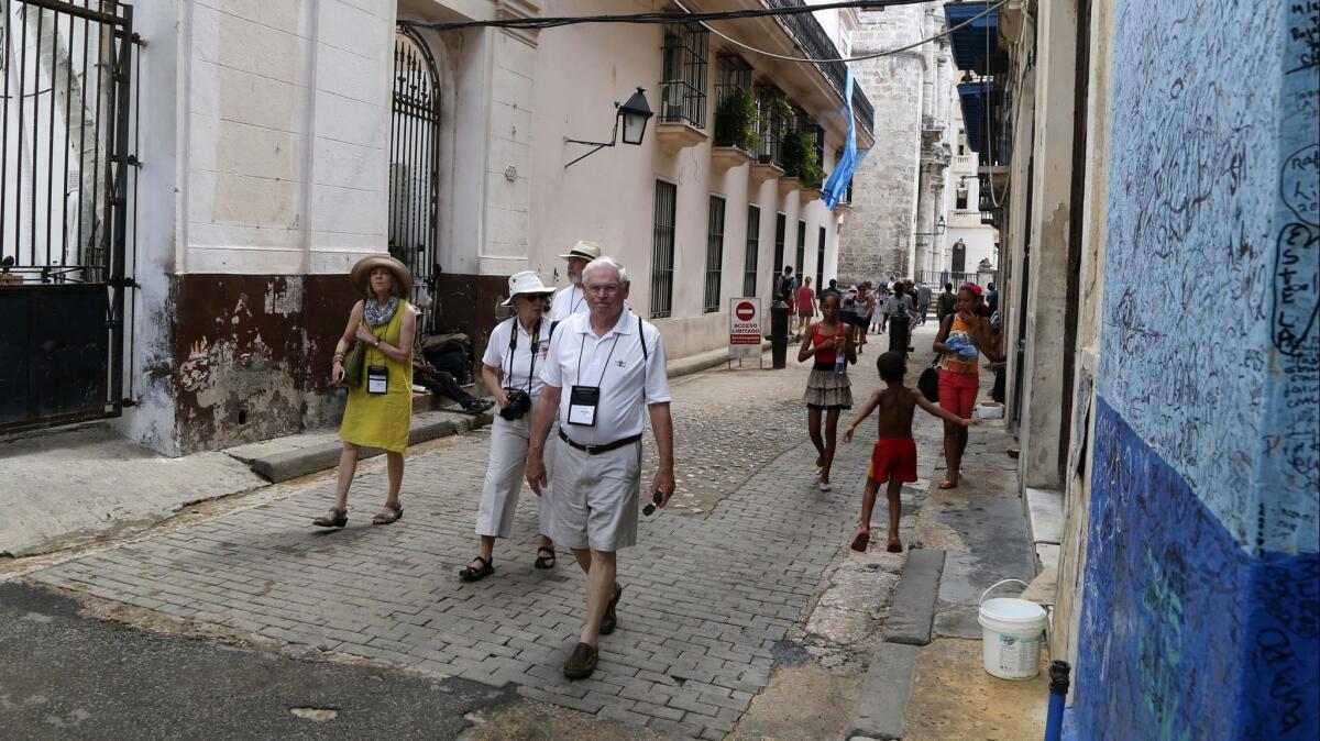 Turistas estadounidenses caminan ante la Bodeguita del Medio Bar, a la que acudía el fallecido novelista estadounidense Ernest Hemingway en La Habana,