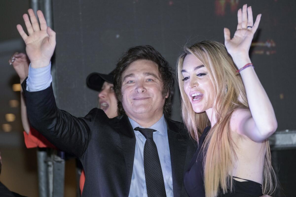 El candidato presidencial de la coalición Libertad Avanza, Javier Milei, y su novia, Fátima Florez.