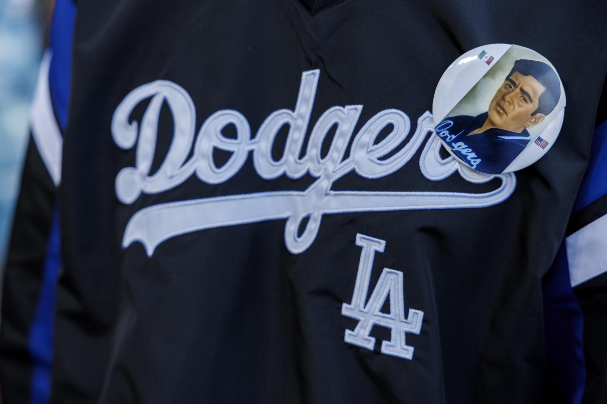 Cuco usa uma etiqueta com seu velho Jam Mendoaaza enquanto canta a estrela ajustada na frente de Dodgers