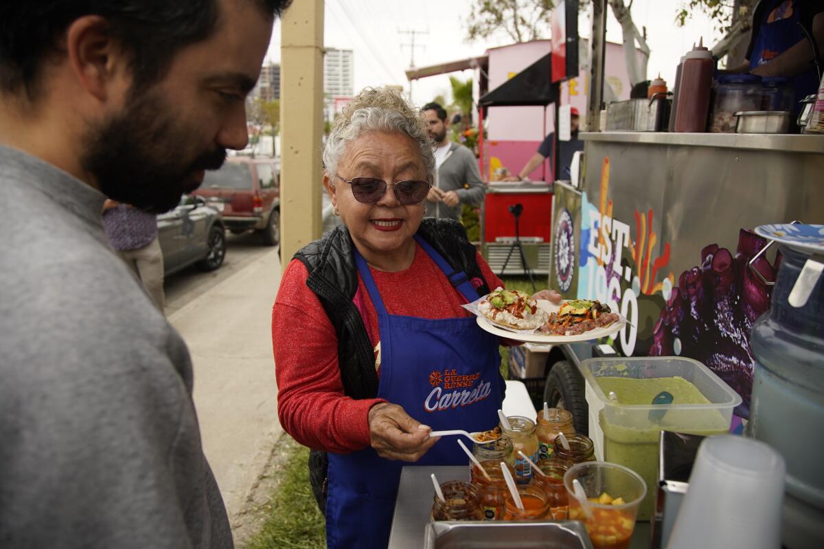 Sabina Bandera, propietaria de La Guerrerense Food Truck prepara una tostada 