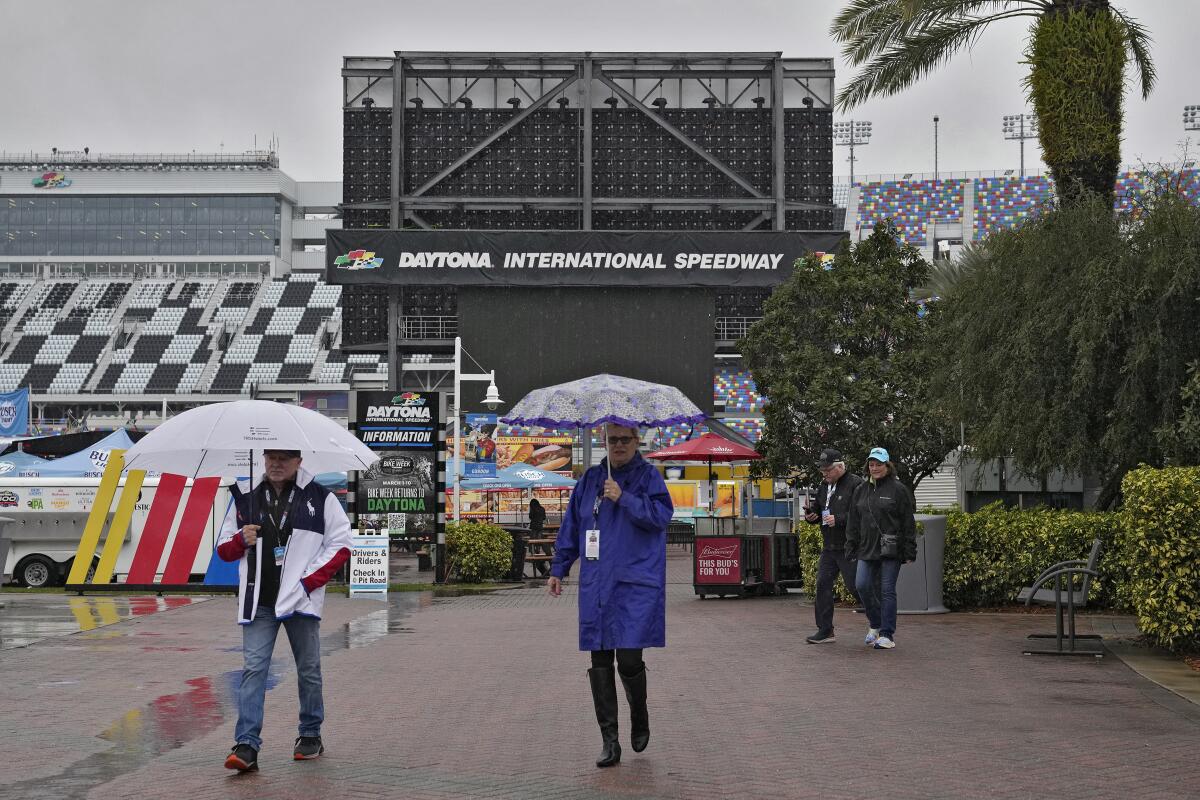 El pblico abandona el circuito tras la postergacin de las 500 Millas de Daytona, el domingo 18 de febrero de 2024, Daytona Beach, Florida. La carrera se disputar la tarde del lunes. (AP Foto/Chris O'Meara)