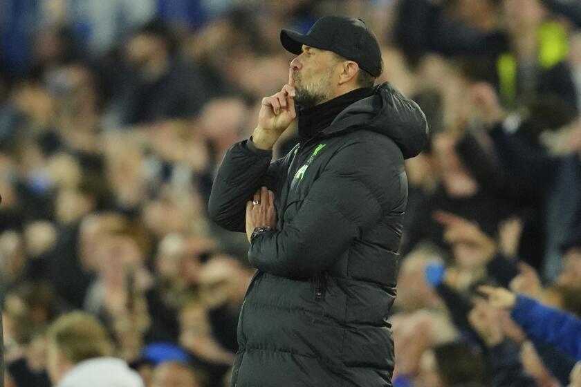 El técnico de Liverpool Jurgen Klopp durante el partido contra Everton en la Liga Premier, el miércoles 24 de abril de 2024. (AP Foto/Jon Super)