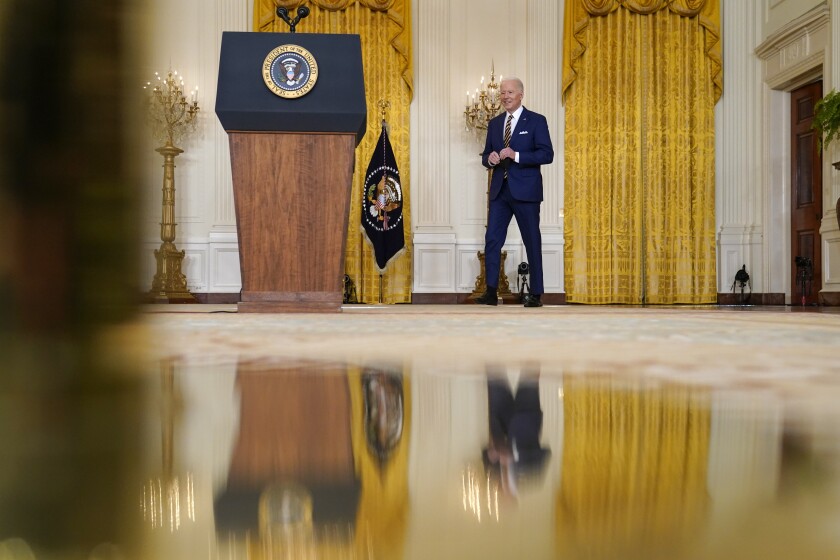 El presidente Joe Biden arriba a una conferencia de prensa en el Salón Este de la Casa Blanca, Washington.
