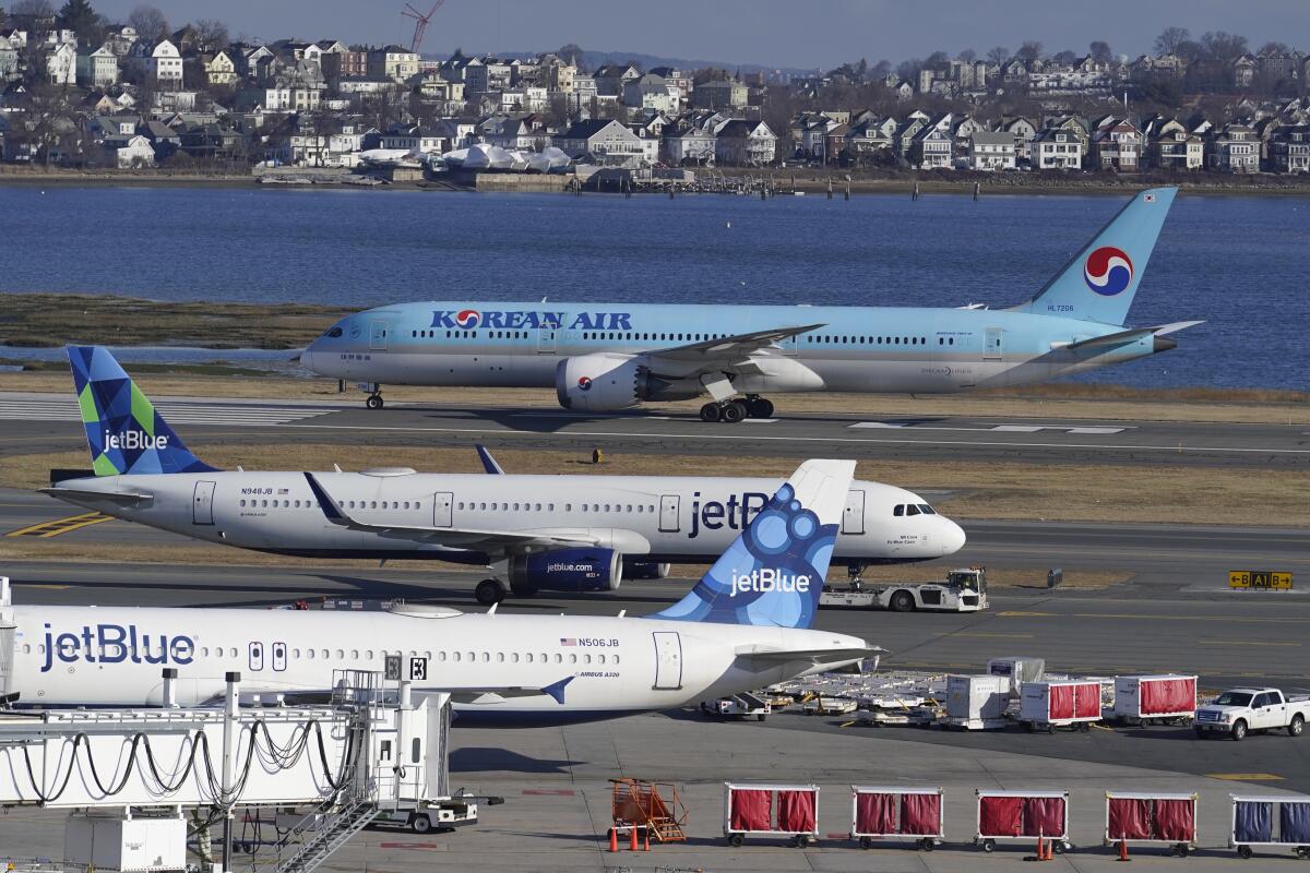 Jets de pasajeros permanecen en la pista en el Aeropuerto Internacional Logan, en Boston,