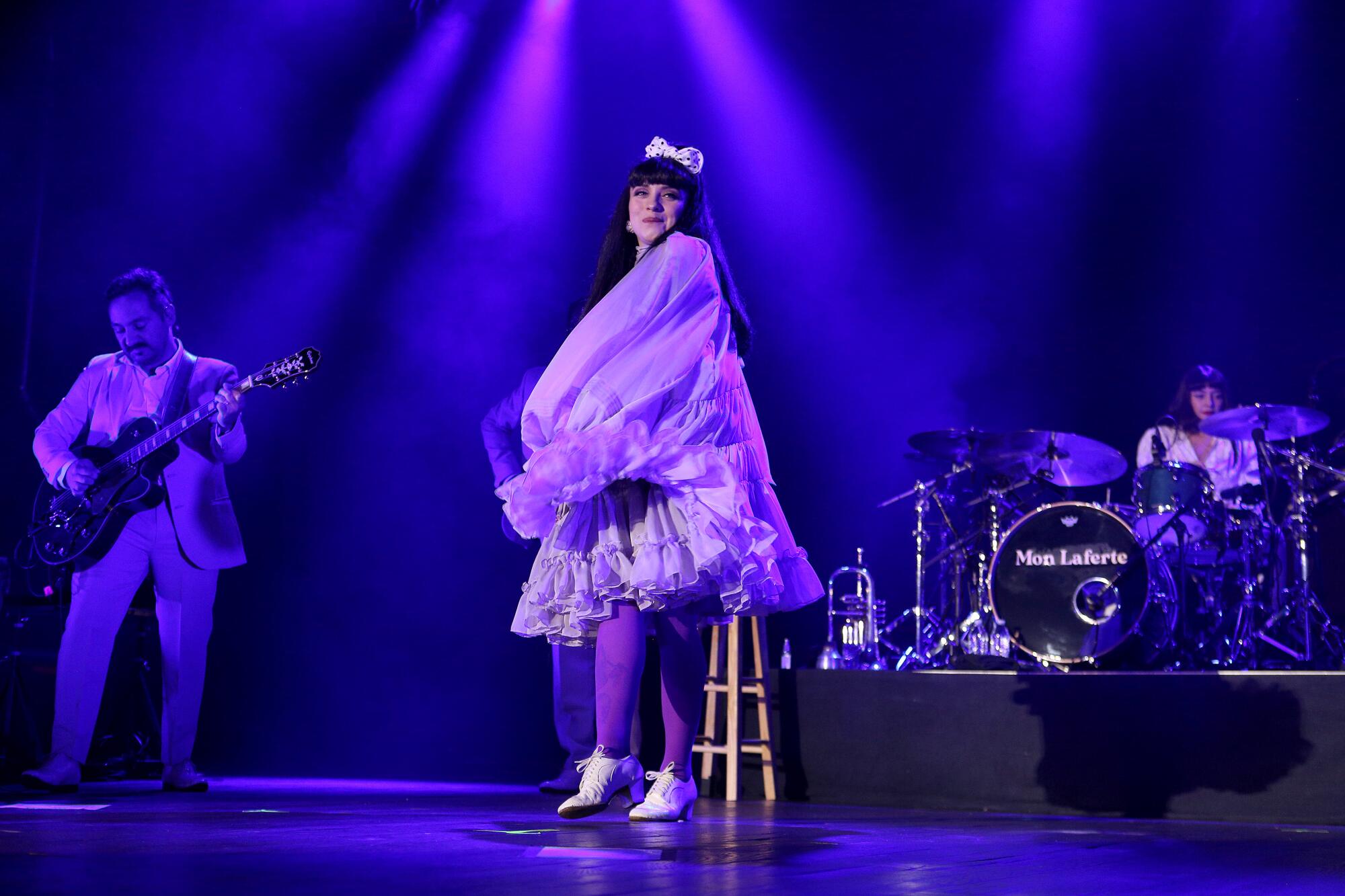 La cantante y compositora chilena Mon Laferte se presenta ante una gran multitud en House of Blues en Anaheim