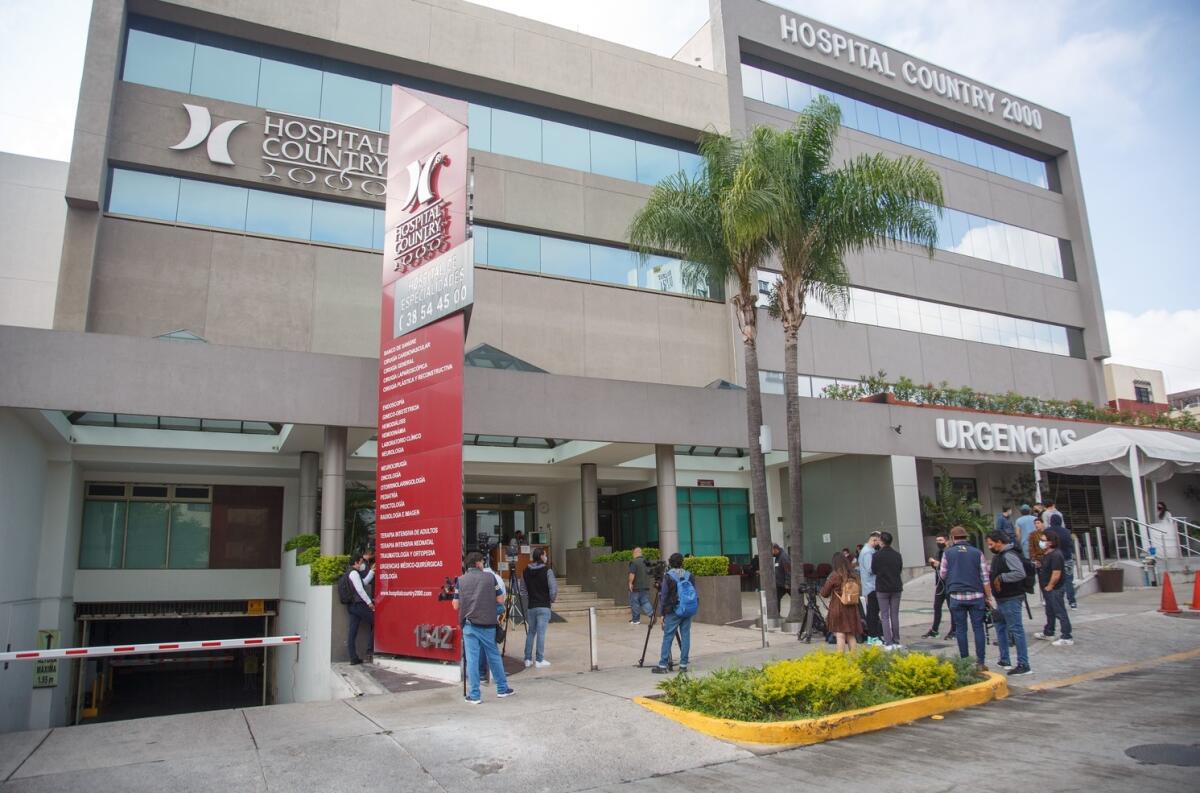 Vista frontal del hospital Country 2000, en Guadalajara, en el que fue internada la madre de Alejandro Fernández.