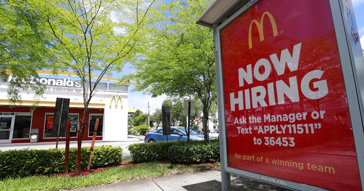 Column: The latest info on California’s  minimum wage for fast food workers — higher pay, no job losses and minimal price hikes