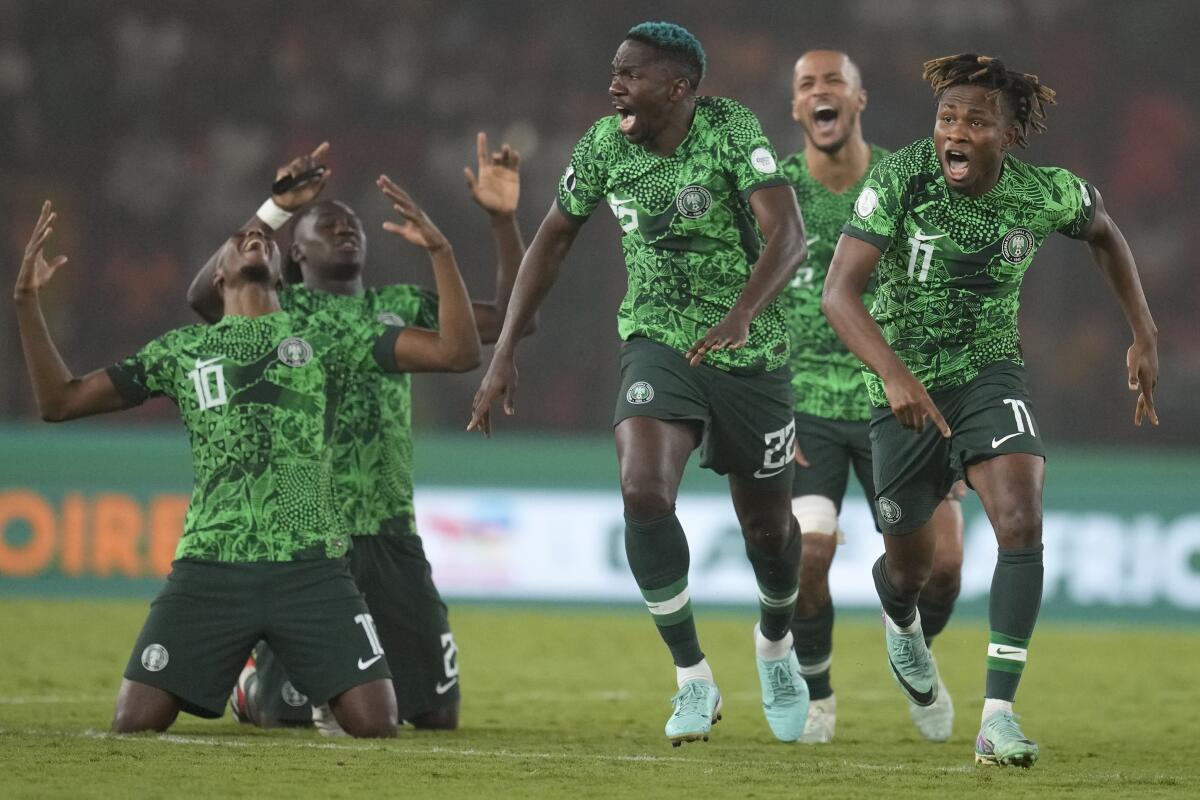 Los jugadores de Nigeria celebran tras la victoria por penales ante Sudáfrica en las semifinales