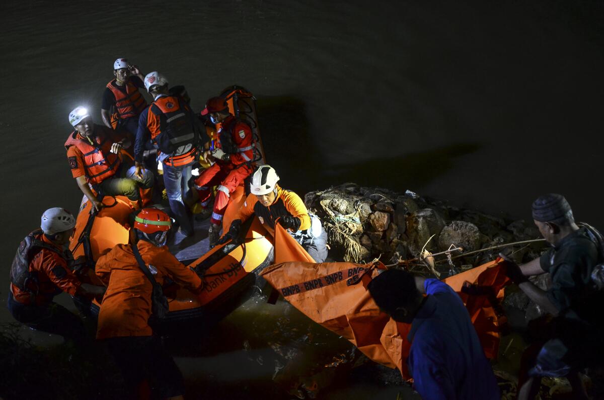 Se ahogan 11 estudiantes en Indonesia cuando limpiaban río
