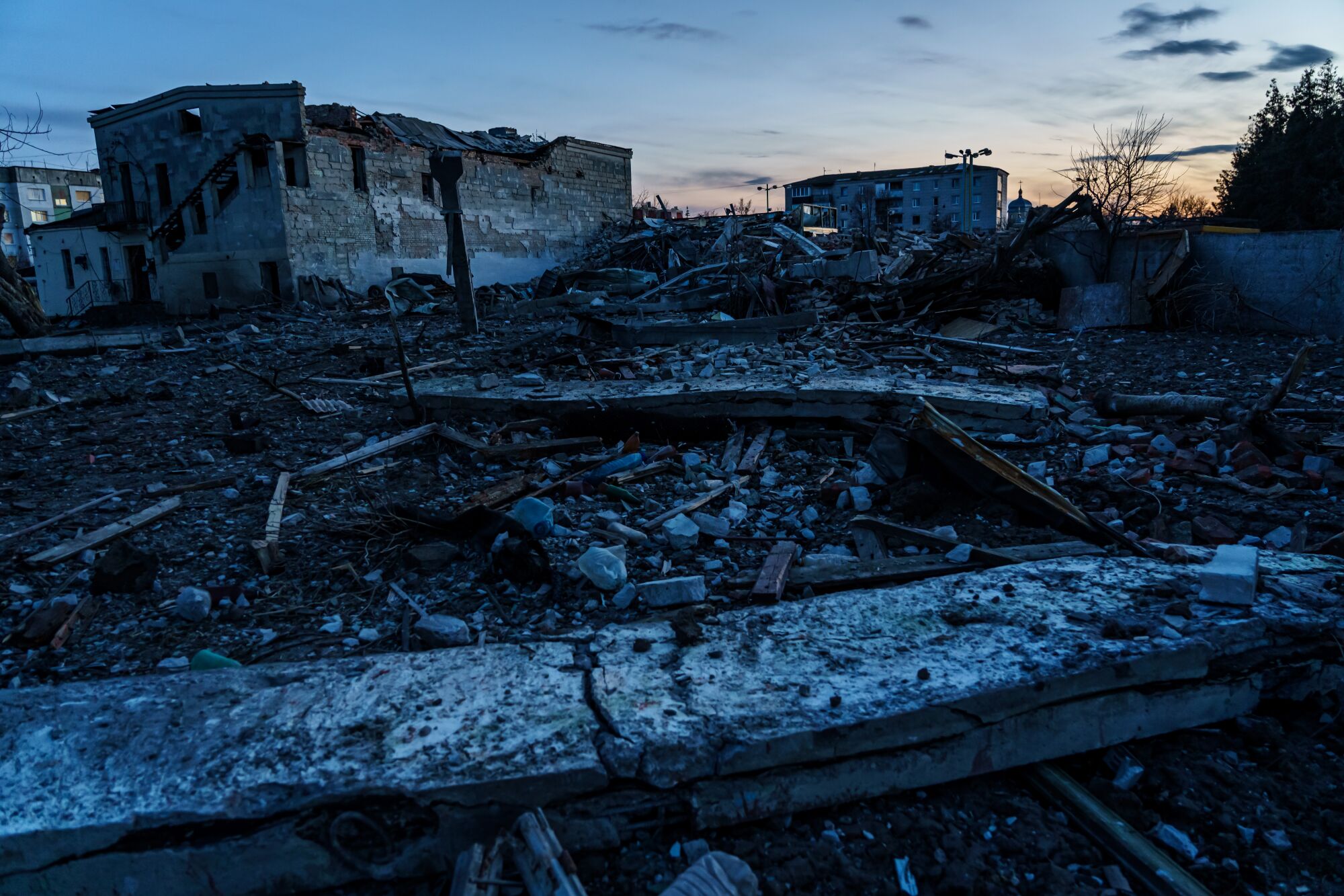 Los escombros están por todas partes después de un ataque con misiles rusos en la ciudad de Baryshivka, Ucrania.