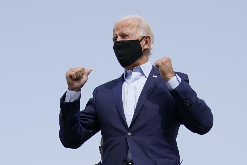 El candidato presidencial demócrata Joe Biden aborda un avión rumbo a Florida en el aeropuerto de New Castle, en Delaware, el martes 15 de septiembre de 2020. (AP Foto/Patrick Semansky)