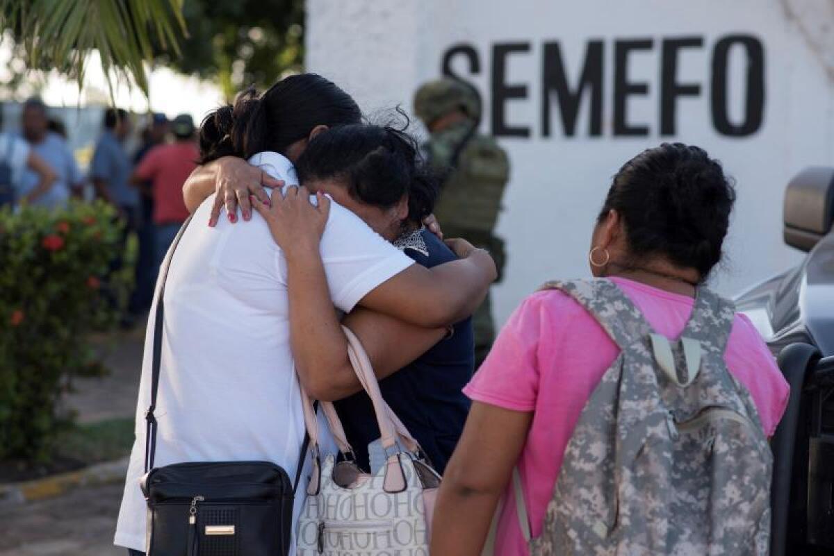 Un grupo de personas esperan la entrega de los restos de sus familiares en las afueras del Servicio Medico Forense (Semefo), en el municipio de Coatzacoalcos, en el estado de Veracruz. EFE/ Ángel Hernández