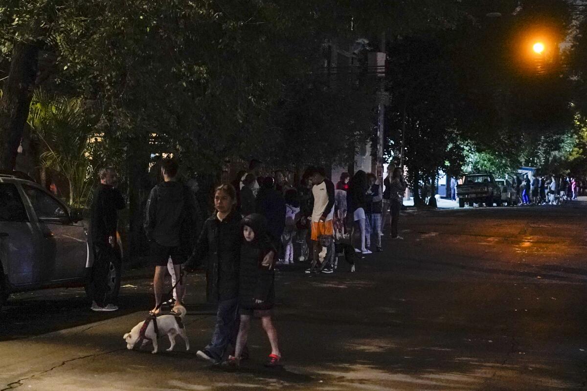 Gente reunida en la calle tras un sismo en Ciudad de México,