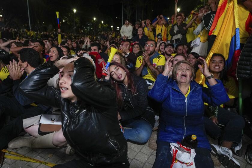 Los fanáticos de Colombia ven una transmisión de la final de la Copa América de fútbol contra Argentina en Bogotá, Colombia, el domingo 14 de julio de 2024. Argentina ganó 1-0. (AP Foto/Fernando Vergara)