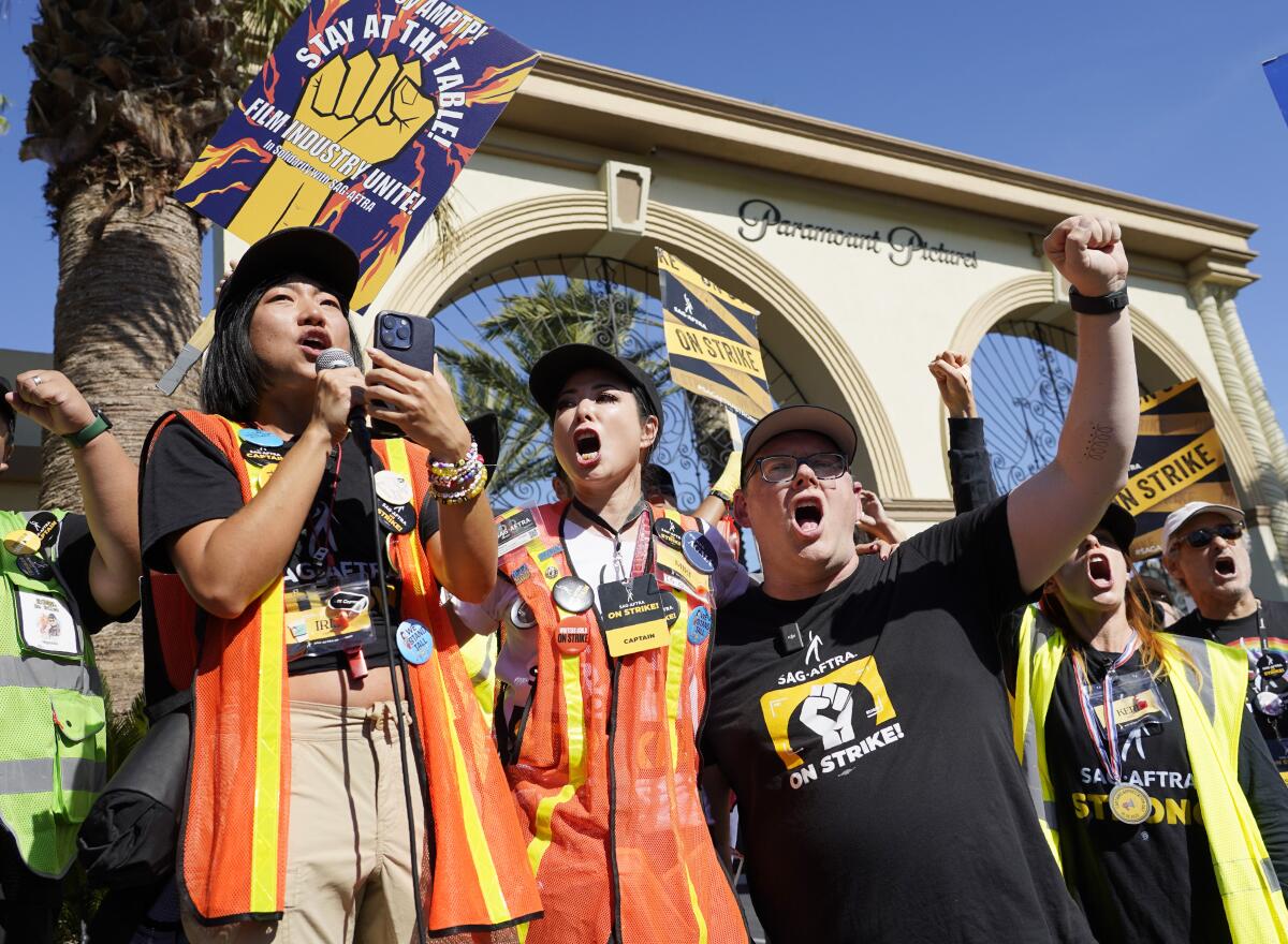 ARCHIVO - Los capitanes de SAG-AFTRA Iris Liu, izquierda, y Miki Yamashita, centro, el principal negociador de SAG-AFTRA 