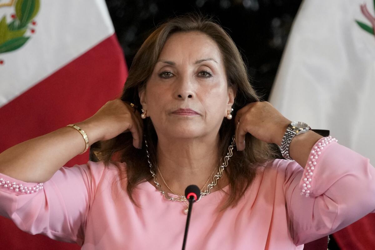 La presidenta de Perú, Dina Boluarte, muestra varias joyas,