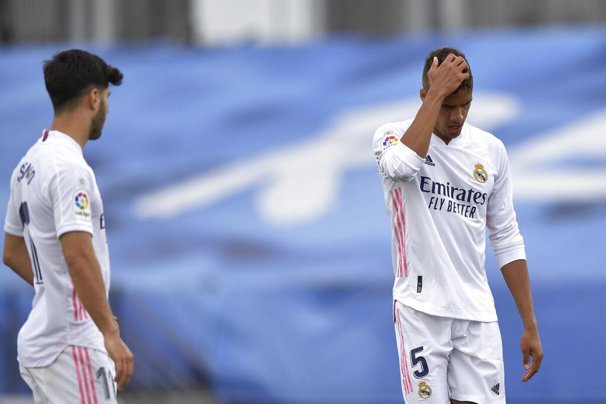 Raphael Varane y Marco Asensio (izquierda) del Real Madrid