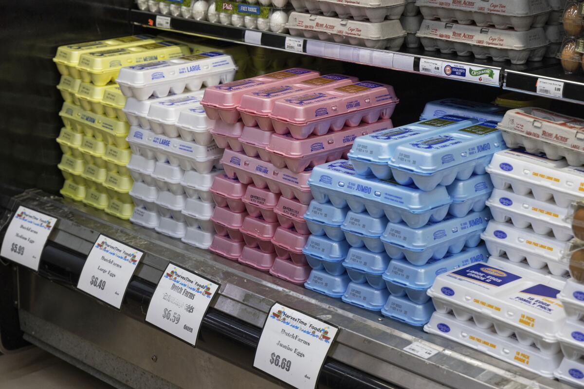 ARCHIVO - Cartones de huevo en una tienda de HarvesTime Foods, el jueves 5 de enero de 2023
