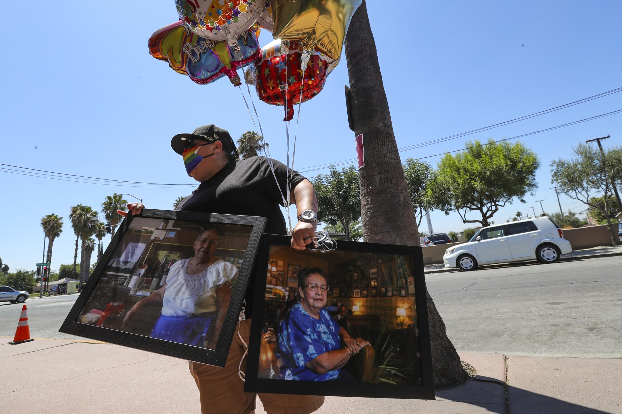 Denise Vara trae globos y fotos de Lucy Reyes al servicio conmemorativo.