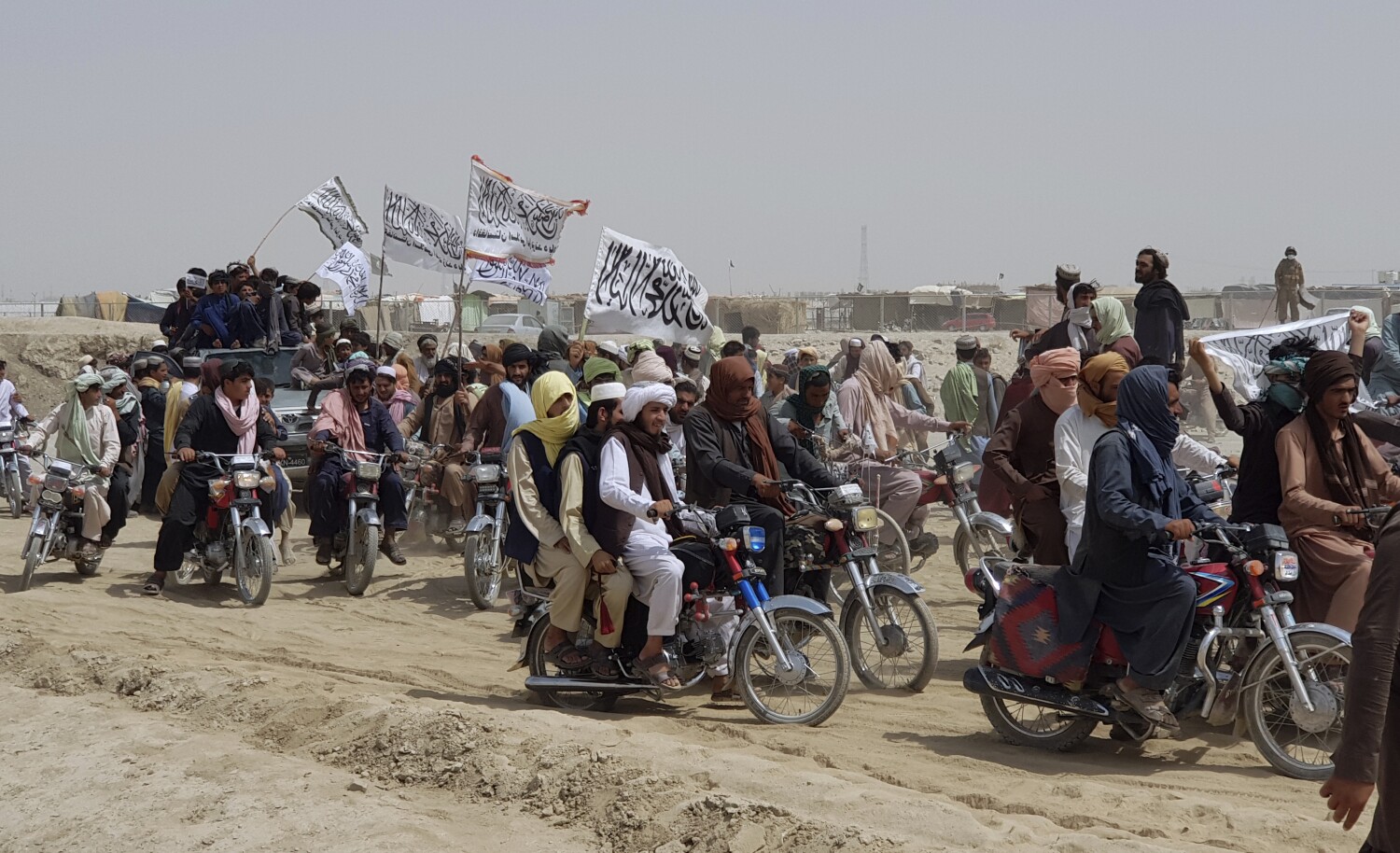 Los refugiados afganos llegan a EE. UU., Miles siguen en peligro