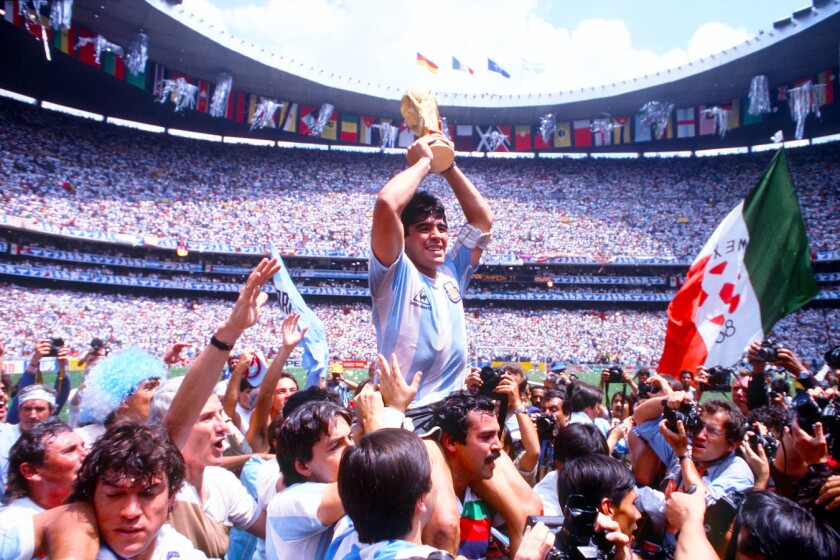 En su mejor momento deportivo, Diego llevó a Argentina a ganar el Mundial México 86 y se consagró con el premio al 'Mejor Futbolista del Mundo' de la FIFA.