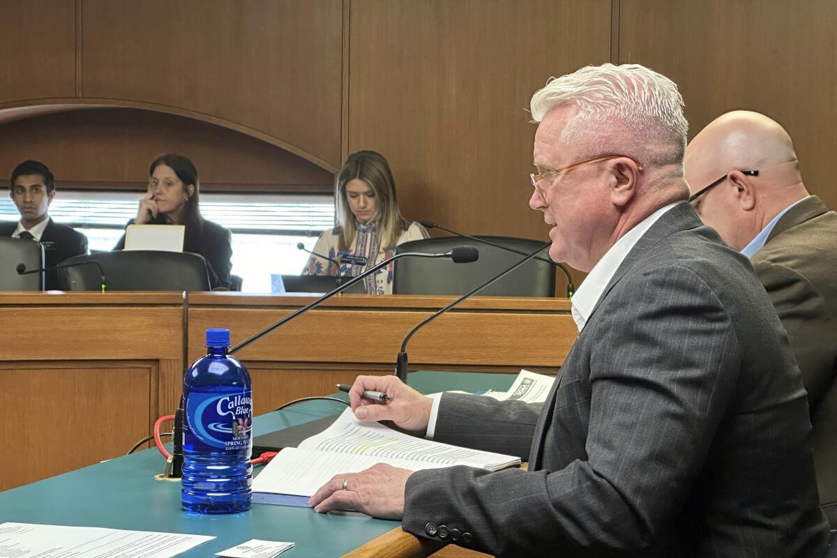 El senador estatal de Georgia Randy Robertson discute un proyecto de ley para castigar a las ciudades y condados 